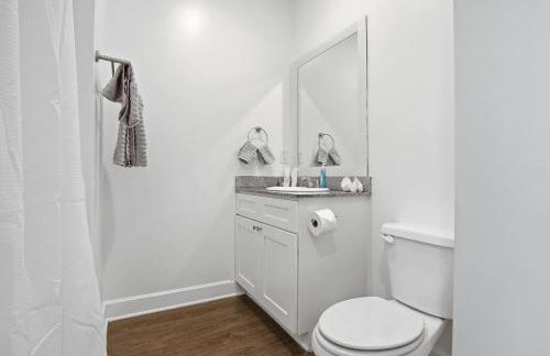 Relax and Explore Poolside Stay Near Local Spots - Foto 8