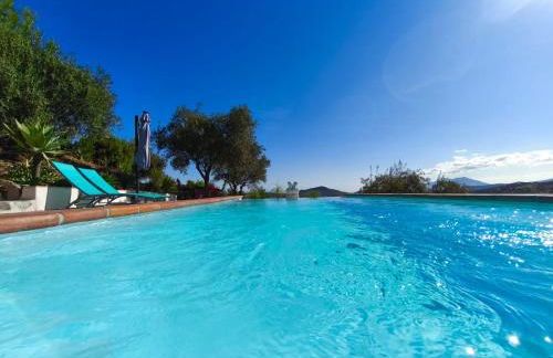 Künstlerhaus Finca Madreselva mit atemberaubenden Weitblick mit Infinitypool, kleinen Teichen und vielen Sitzplätzen in Tolox Malaga im Nationalpark Sierra de las Nieves, ideal für Entspannung, aber auch zum Wandern - Foto 51