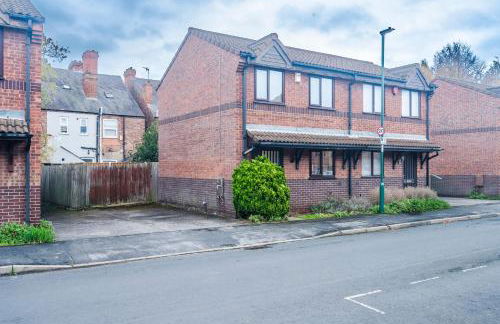 Great Location 2 Bedroom House in Nottingham, Private Garden, Fast Wi-Fi and Free Parking - Photo 16