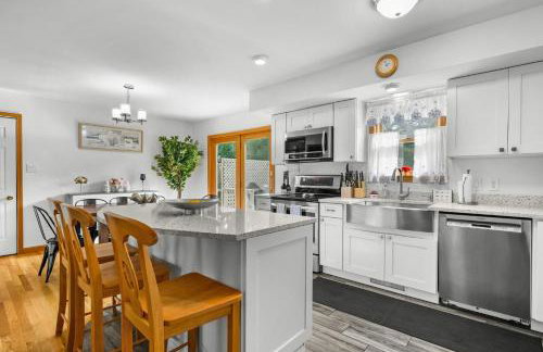 Charming Harwich Home—Relax Explore Cape Cod - Photo 2