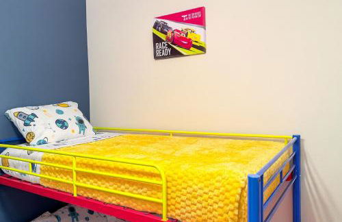 Entire Home 3BR Hidden Gem Getaway with Level 2 EV Charger, Central Location - Foto 29