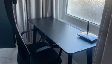 Amazing 3 bedroom, 2 bathroom, ground floor flat with garden, near train Station and bus stop - Foto 3