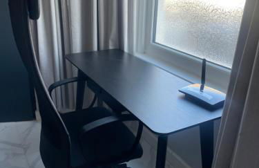 Amazing 3 bedroom, 2 bathroom, ground floor flat with garden, near train Station and bus stop - Foto 3