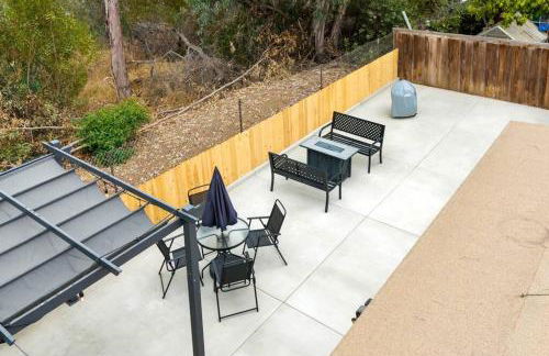 Urban Retreat Fun Relax Self Check-In Hot Tub Foosball Fire Pit Cornhole - Photo 41