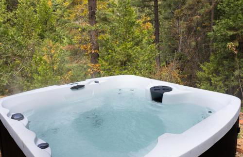 Saltwater Hot Tub, Forest Retreat, Minutes to Town - Foto 34