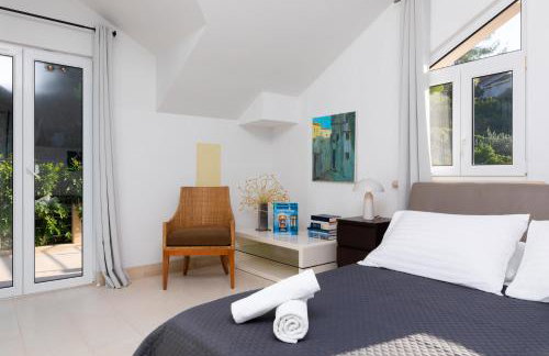 VILLA PHILIPPA - luxurious five-room villa - idyllic location - first row to the sea - spectacular view of the sea bay - unforgettable sunsets - 15 minutes from Supetar ferry port - free parking - private heated pool - Foto 70