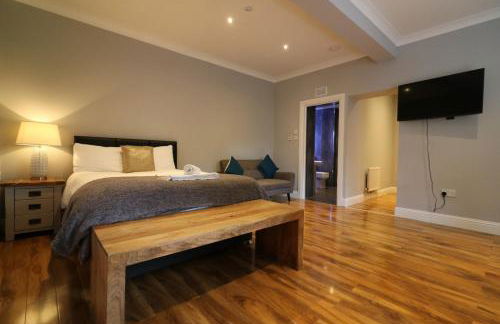Signature - Linden Cottage Room 1 - Photo 5