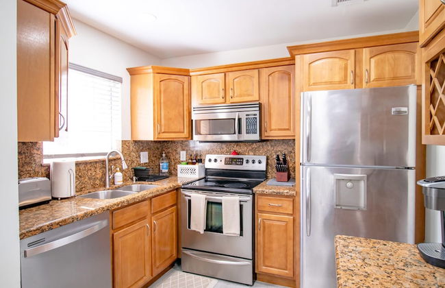 Good Vibes Oasis- Cozy Townhome With Parking - Photo 4