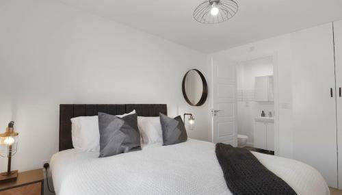 Newcastle Spacious 3-bedroom Semi-detached House with Parking, Sleeps 8, by URBAN PINNACLE STAYS - Foto 2, wardrobe