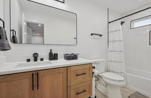 3-BD 3-BA Bungalow ft Backyard w Deck & Firepit - Foto 35