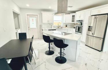 Luxurious 3 bedrooms 2 bath Ultimate Beach Life! 5 min walk to beach! - Foto 1