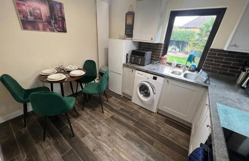 Superb Comfy 2 Bed House, Responsive & Caring Hosts Free WiFi & Parking, Close to MK Centre, Train Station, Santander, Network Rail by Webbhill Stays - Foto 61