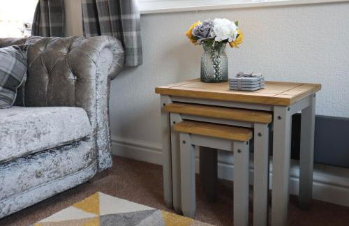 HEDDFAN, Luxury 3 bedroom timber lodge, Now with WiFi, Caer Beris Holiday Park, Builth Wells, SORRY NO TRADESMEN OR CONTRACTORS ALLOWED - Foto 5