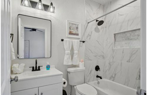 Your Inner-City Sanctuary: 3BR2BA Near Riverwalk - Foto 22