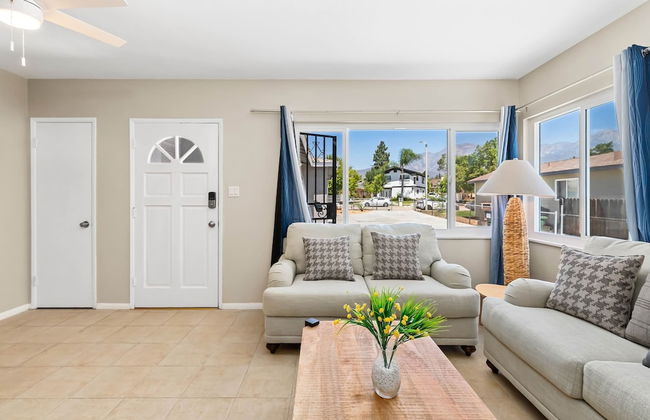 Cozy 2BR Home With Bright Interior Relaxing Patio - Foto 6