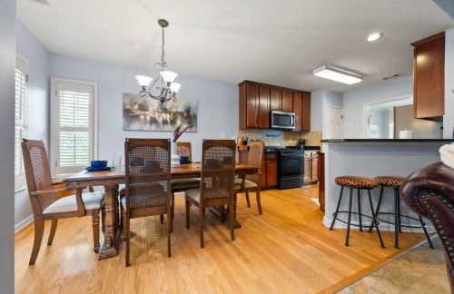 Relaxing 3BR Duplex Home w/ Pool & Patio - Foto 13