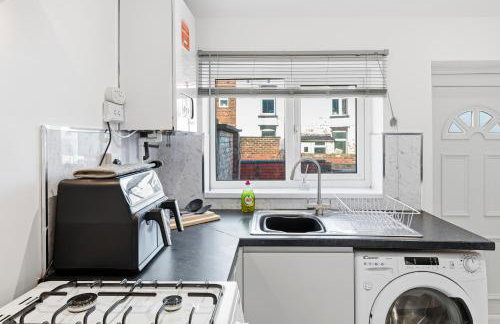 Modern 5 Bed 2 Bath House w Free Parking - Photo 22