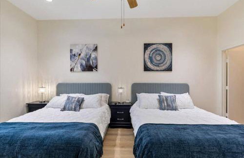 Bring the Crew! 4BR Luxe Pad, Backyard Magic & City at Your Door - Foto 33