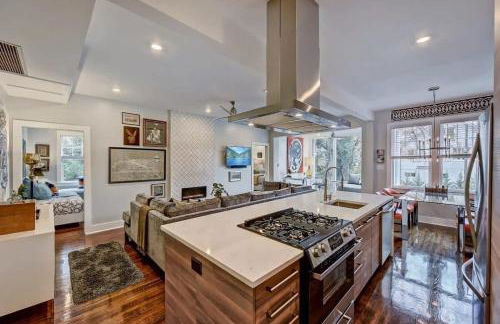 Modern 2BR Condo with Sunroom near Uptown - Foto 5