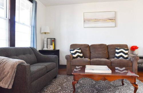 Beautiful 3 Bedroom Home Cozy Front and Back Porch - Foto 1