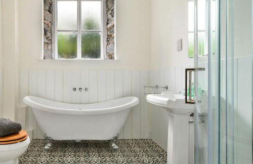 Finest Retreats - Luxury Converted Chapel with Hot Tub & Games Room - Photo 26