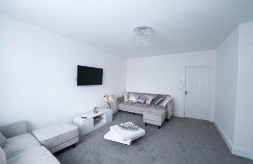 Entire Modern Home with Private Parking for 6/8 Persons - Photo 28