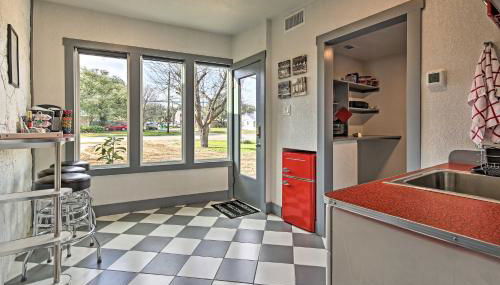 Retro Updated Blanco Abode - Steps to Main Street! - Foto 5