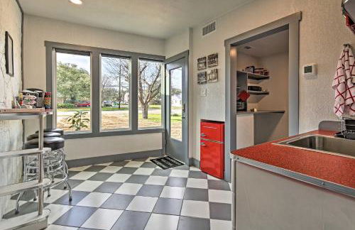 Retro Updated Blanco Abode - Steps to Main Street! - Foto 5