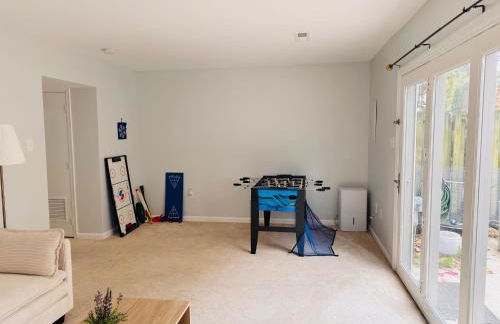 Charming 4BR 4BA Townhouse In Annandale, VA - Foto 37