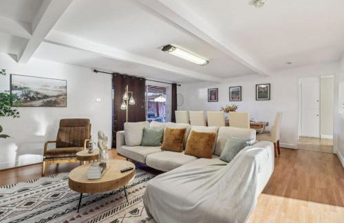 Entire Private Home with 3 Bedrooms, Gated Yard, Parking, King Bed, Available Now - Foto 9