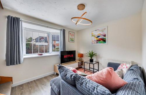 Winslow House - Walking Distance to the High Street - Driveway Parking, Fast WiFi, Smart TV and Self-Check-In by Yoko Property - Foto 10