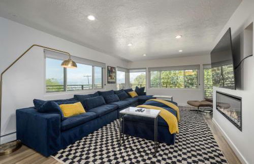 Relaxed Hillside Retreat with Hot Tub and Skyline Views - Foto 1