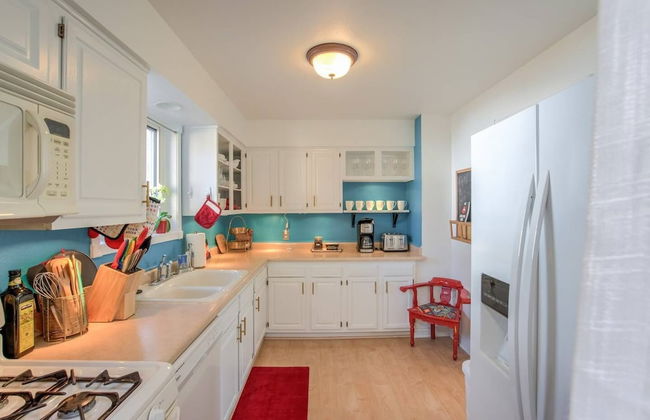 Pet Friendly 1900 Classic 3 Bedroom Value - Photo 14