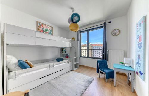 GuestReady - Chic Stay with Jacuzzi and Parking - Photo 7