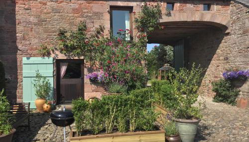 Historic converted byre in courtyard of 16C house - Foto 3