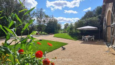 Gîte Le Puy Martineau piscine privée intérieure chauffée terrain arboré à 10 min du Puy du Fo - Foto 4, Garden