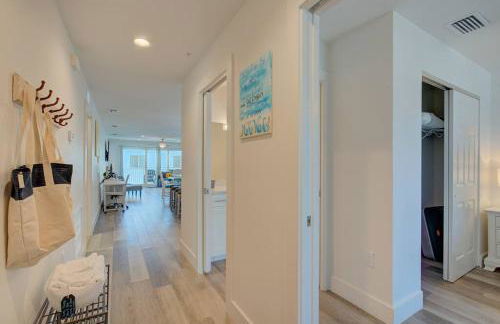 Sunset Dreams 304 Modern Madeira Beach Condo Heated Pool & Walk to Beach - Foto 17