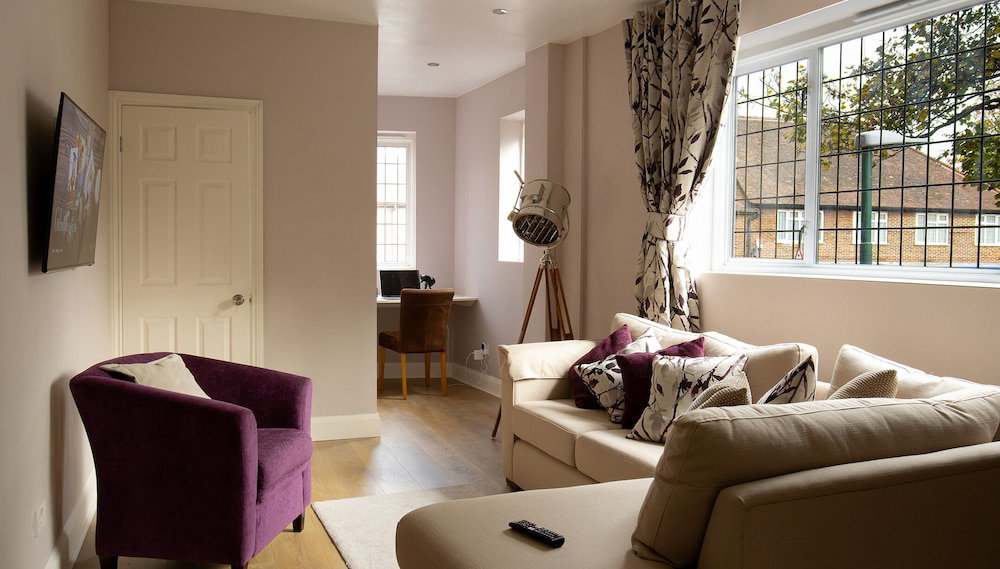 Straight Inn - Photo 1, Primary image