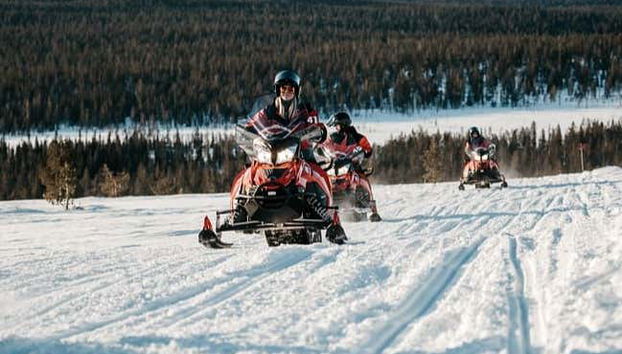 Esplorare Luosto in motoslitta