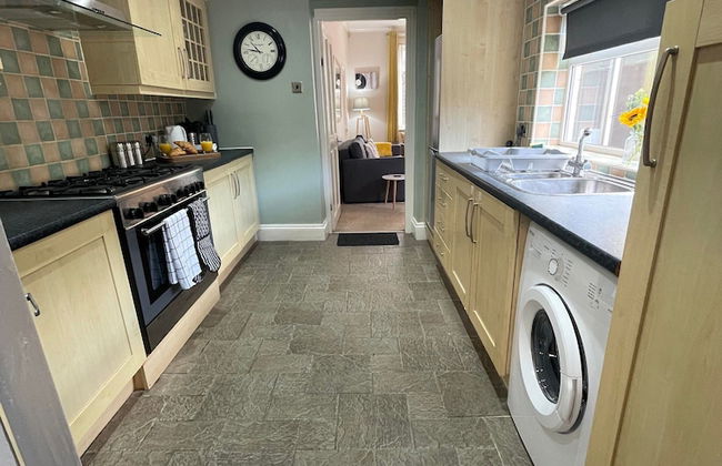 Lovely 3 Bedroom Apartment In Newcastle Upon Tyne With Free Parking - Photo 13