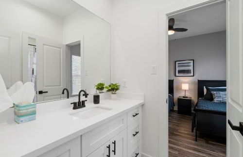 The Oasis - Modern 3BR Near Downtown - Med Center - Stadiums - Foto 30