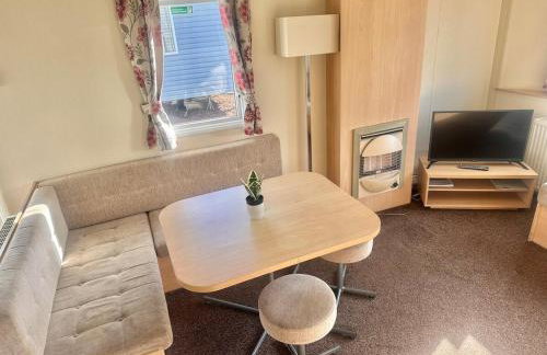 Two Bedroom Willerby Caravan Located in Uddingston, Glasgow at Maryville Caravan Site - Photo 8