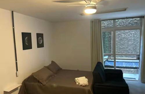 01 - ESTÚDIO MODERNO com Área privativa, Wi-Fi veloz, TV smart, Vaga de garagem, Cozinha completa, próximo a Skema School - Foto 11