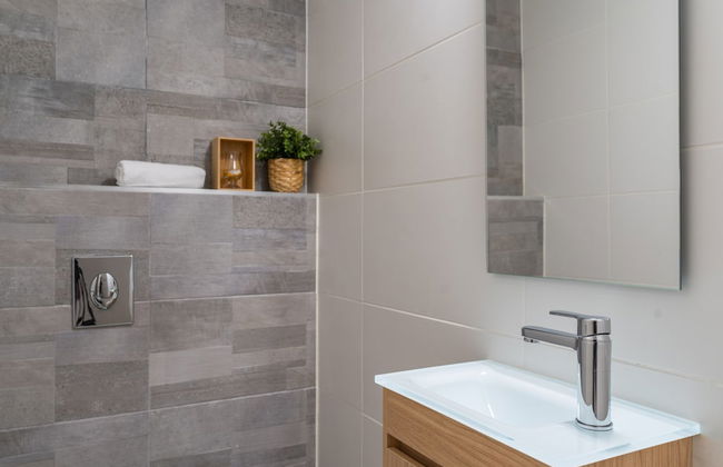 Sunlit Urban Escape with Balcony by Sea N Rent - Foto 29