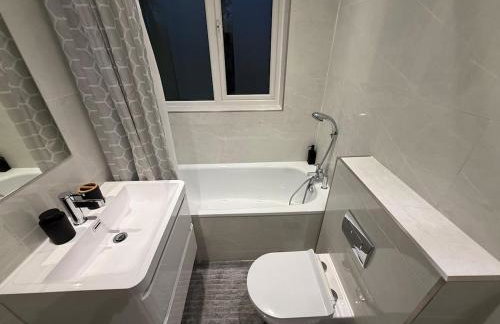 Luxury 4 Bedroom House in Harrow with Free Parking - Foto 20