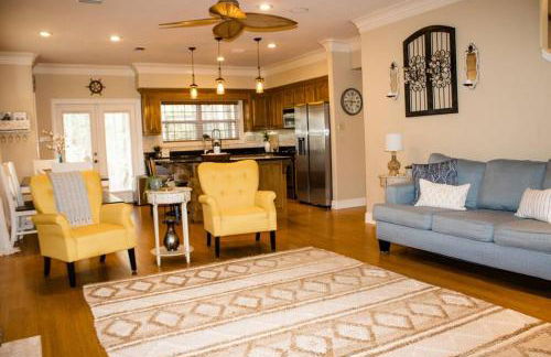 Pet Friendly Tranquil Cottage with Fire-Pit & Hot Tub Minutes to BEACHES - Foto 9