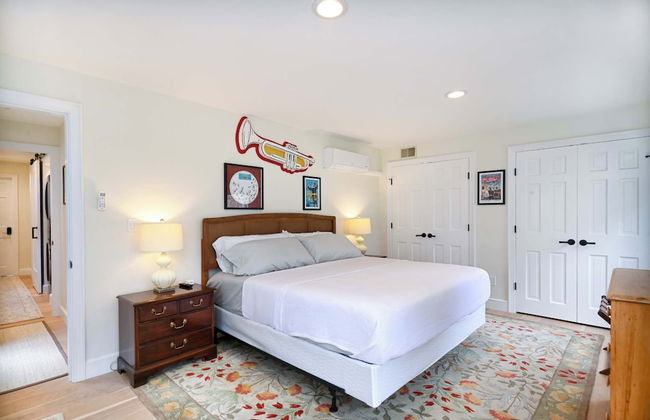 Playhouse Family Escape for 4! - Photo 3