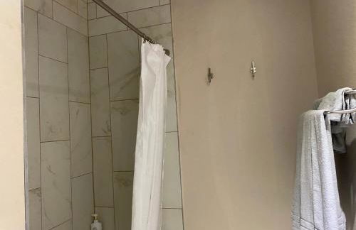 Huge Cozy Home with Many Bedrooms in Ivywild - Foto 34