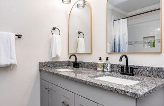 Renovated house close to Dtown Durham w king bed - Photo 24