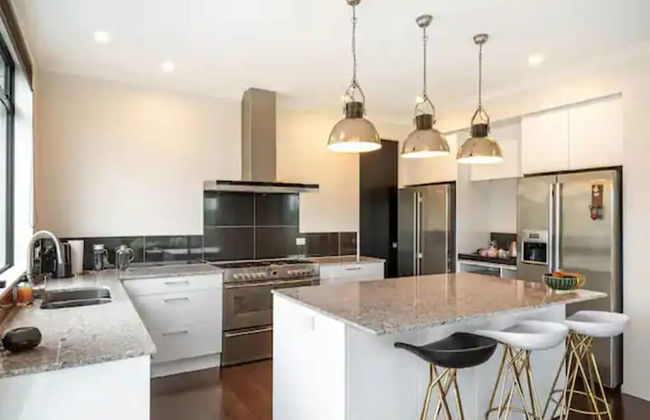 North Shore Mansion With 20M Pool - Photo 5